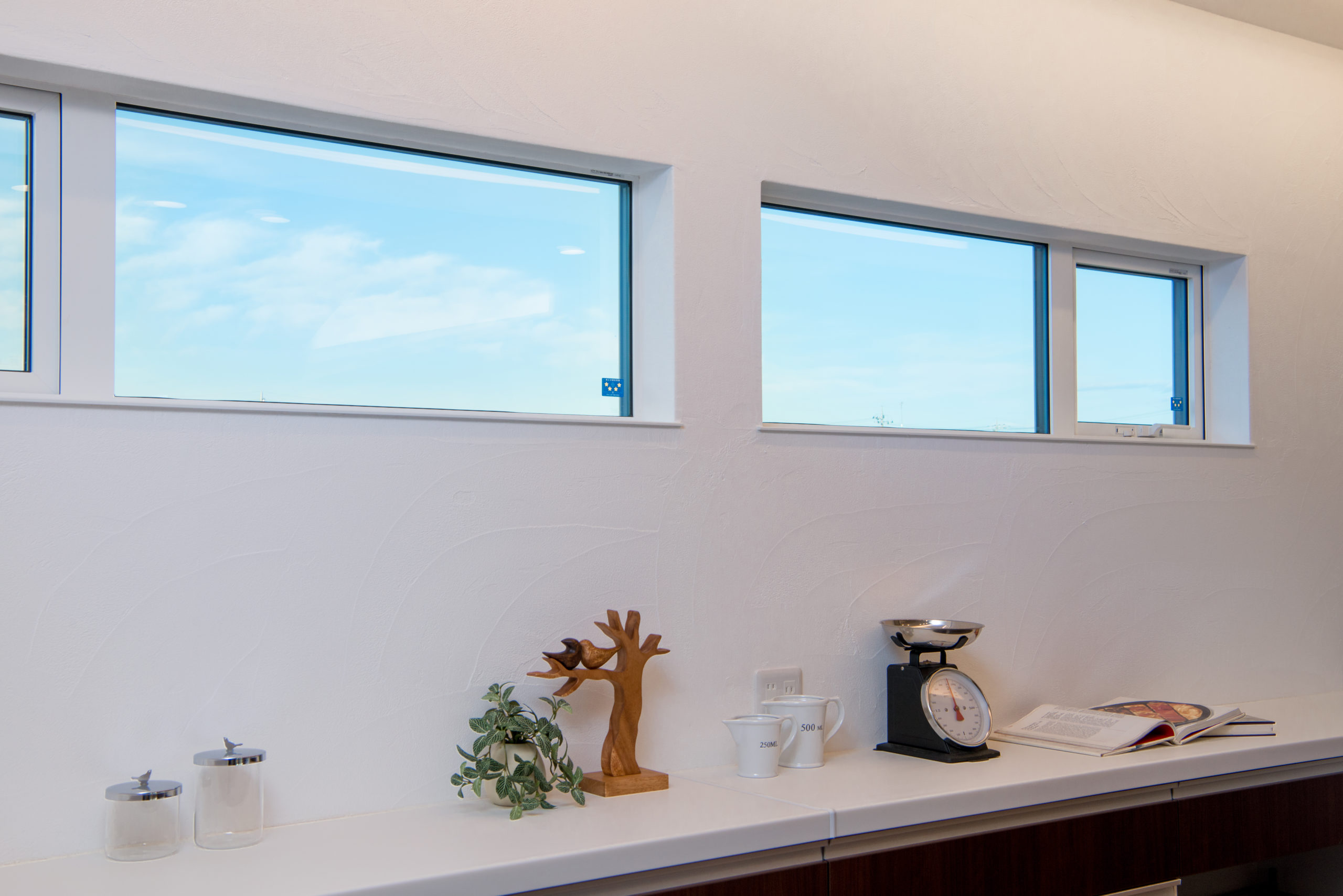 キッチンの窓選び～快適さと役割で変わる大きさとデザイン【実例あり】
