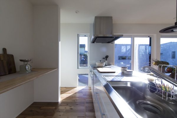 キッチンの窓選び～快適さと役割で変わる大きさとデザイン【実例あり】